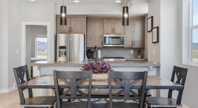 シルバーサミット (UT) Silver Creek Townhome with Hot Tub l Poppy 4つ星 宿泊施設 ロビー