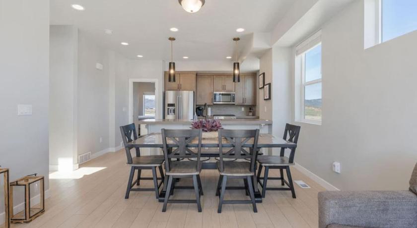 シルバーサミット (UT) Silver Creek Townhome with Hot Tub l Poppy 4つ星 宿泊施設 レストラン