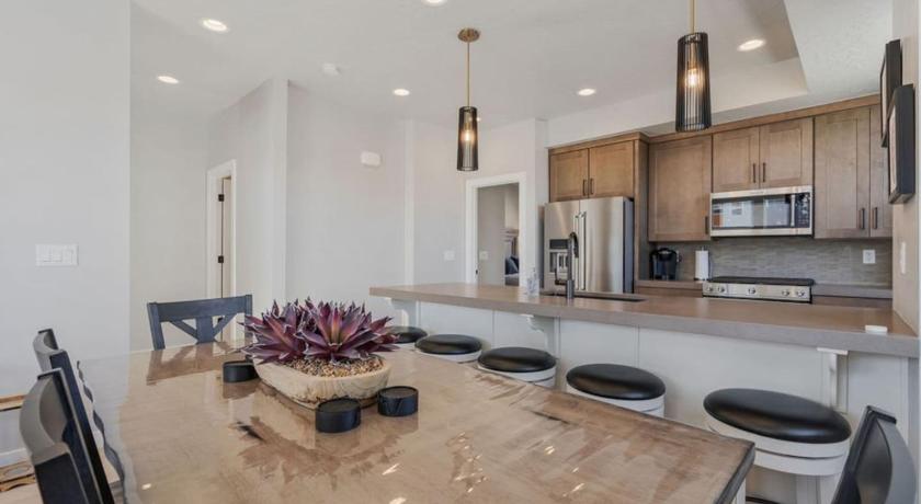 シルバーサミット (UT) Silver Creek Townhome with Hot Tub l Poppy 4つ星 宿泊施設 施設