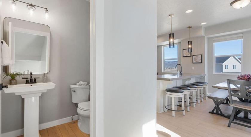 シルバーサミット (UT) Silver Creek Townhome with Hot Tub l Poppy 4つ星 宿泊施設 プール
