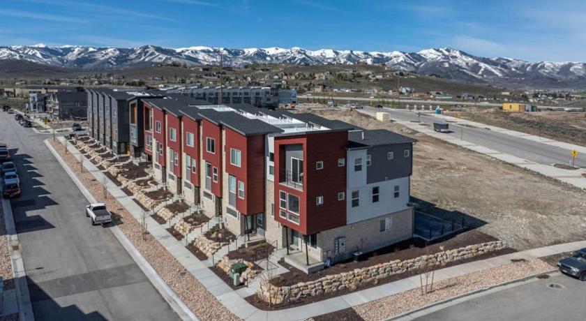 シルバーサミット (UT) Silver Creek Townhome with Hot Tub l Poppy 4つ星 宿泊施設 レストラン