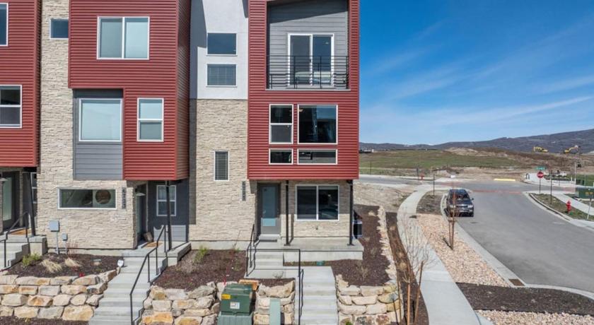 シルバーサミット (UT) Silver Creek Townhome with Hot Tub l Poppy 4つ星 宿泊施設 外観