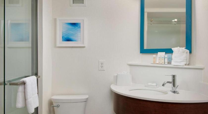 Image of 1 QUEEN MOBILITY ACCESS W/TUB NONSMOKING 2