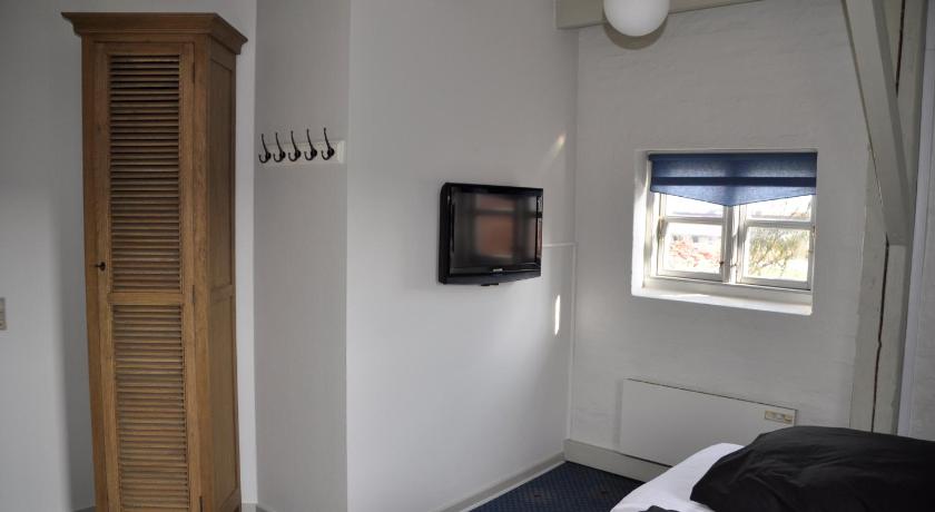 Image of Double or Twin Room with Shared Bathroom 9