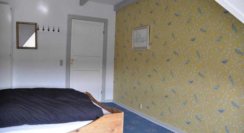 Image of Double or Twin Room with Shared Bathroom 13