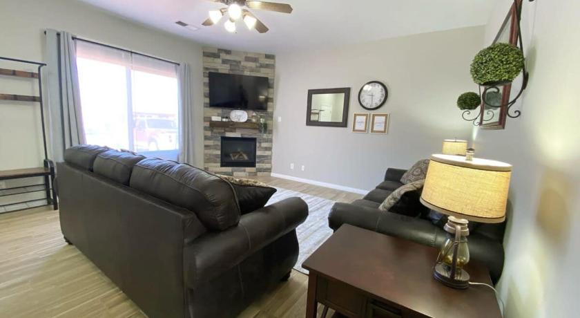 Family Friendly Townhome in Kanab Pool & Hot Tub