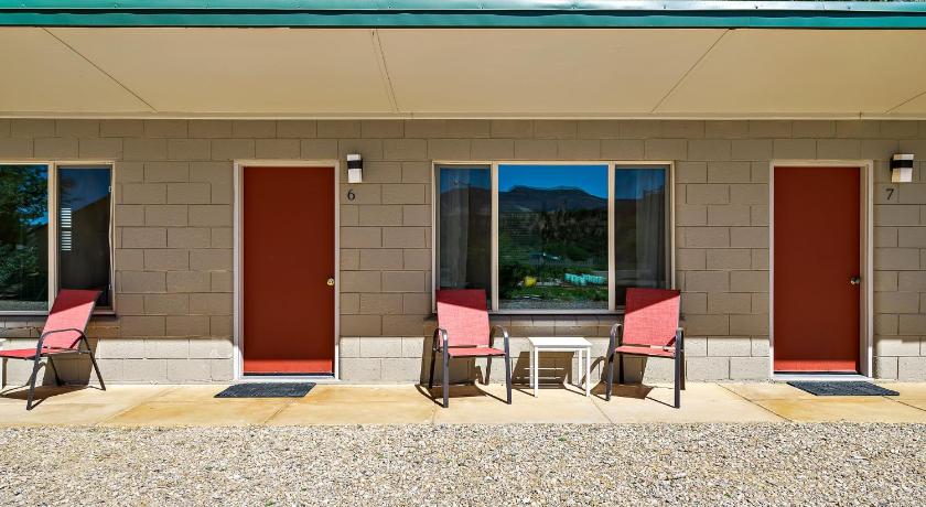 Mount Carmel Motel in Southern Utah Desert Room 6