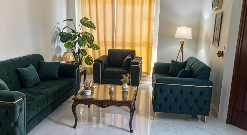 Luxus Gold Villa Near Airport & DHA Raya - image 2
