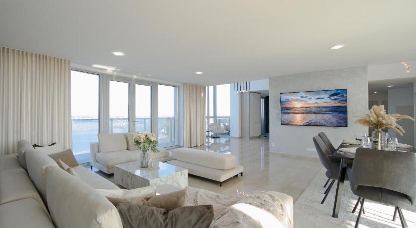 Luxusny Penthouse nad jazerami 230 m2, 2x garaz, WIFI