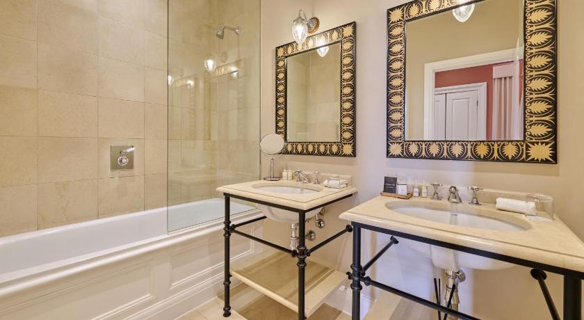 Image of Suite with Balcony 2
