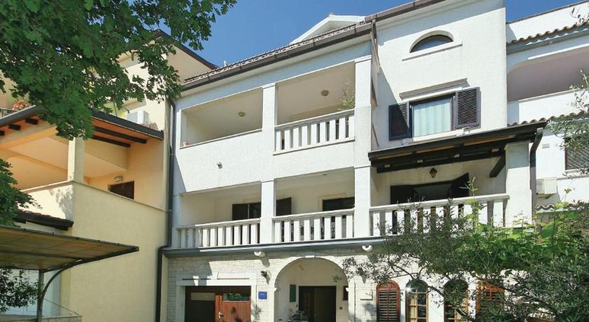 Apartment Maras — Hotel in Porec