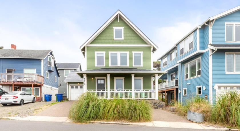 Green Turtle Oceanview Beach House with Hot Tub
