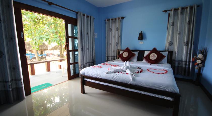 Image of Standard Double Room with Air Condition 6