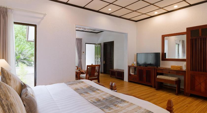 Image of Deluxe Beachfront Room 6
