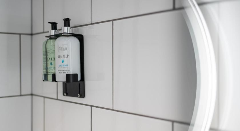 Image of Deluxe Double Room with Shower 6