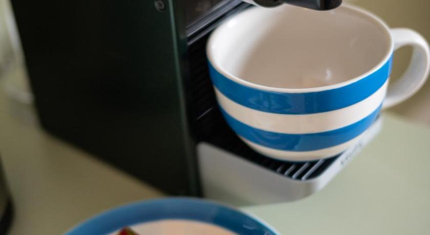 Image of Deluxe Double Room with Shower 7