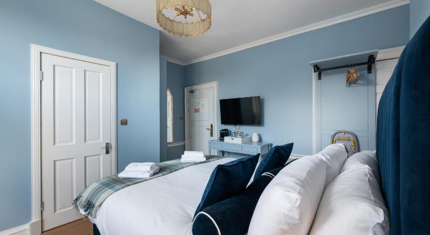 Image of Deluxe Double Room with Shower 3