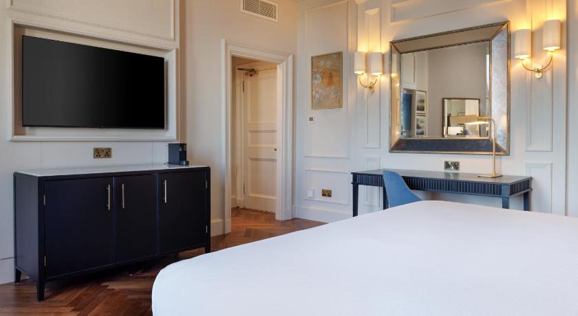 Image of KING PREMIER ROOM WITH CASTLE VIEW 7