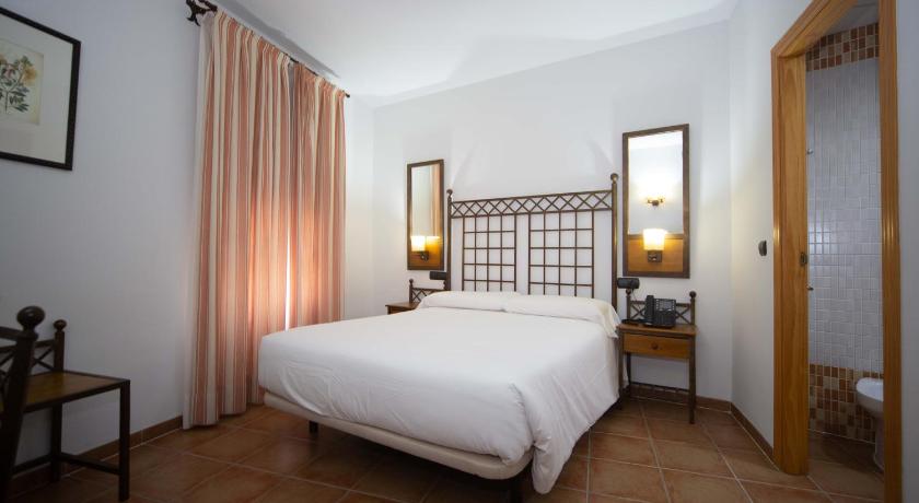 Sevilla HOTEL HACIENDA SANTA BARBARA Hotel room