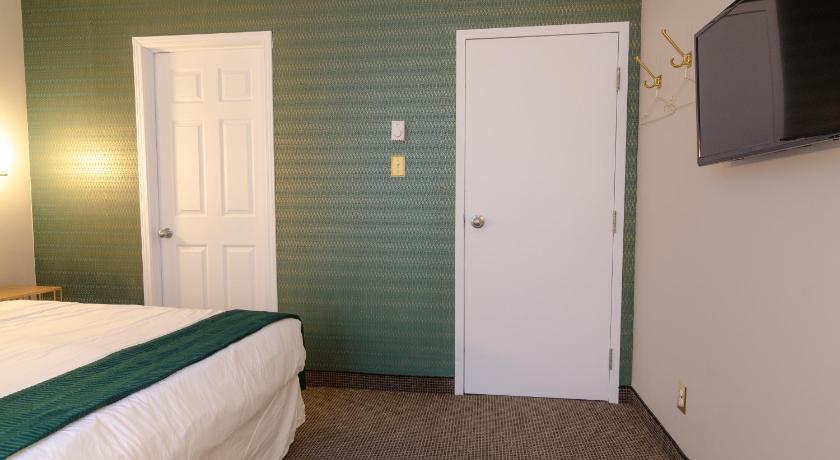 Image of Queen Room with Balcony 9
