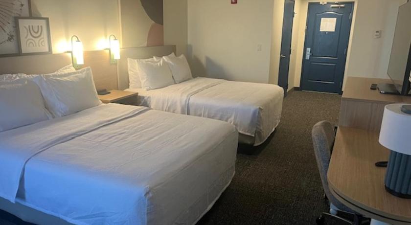Image of 2 Queen Beds 7