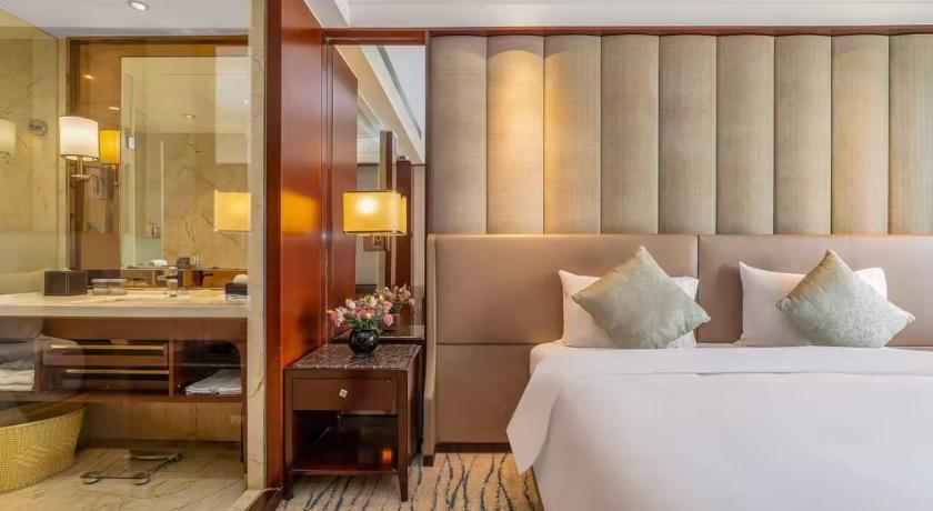 Imagen de Superior Business Room with One King Bed - Non-Smoking 1