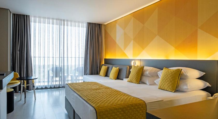 Фото: Двухместный номер Стандарт с 1 или 2 кроватями (Standard Double or Twin Room) 12