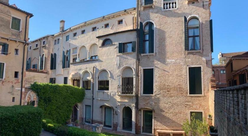 Palazzo Contarini Della Porta Di Ferro