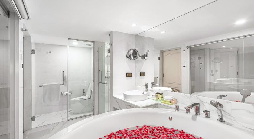 Image of 2-Bedroom Modern Suite 11