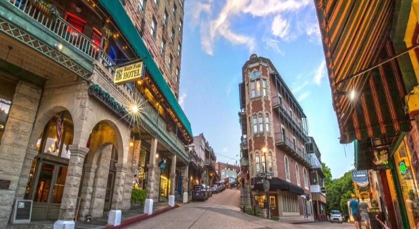 Eureka Springs Bella Paradiso 5 King Bed Studio Walk to Downtown 4-Star Accommodation amenity