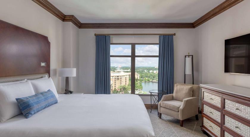 Image of Lake View, Mobility Accessible Room, Roll-In Shower, 1 King Bed 0