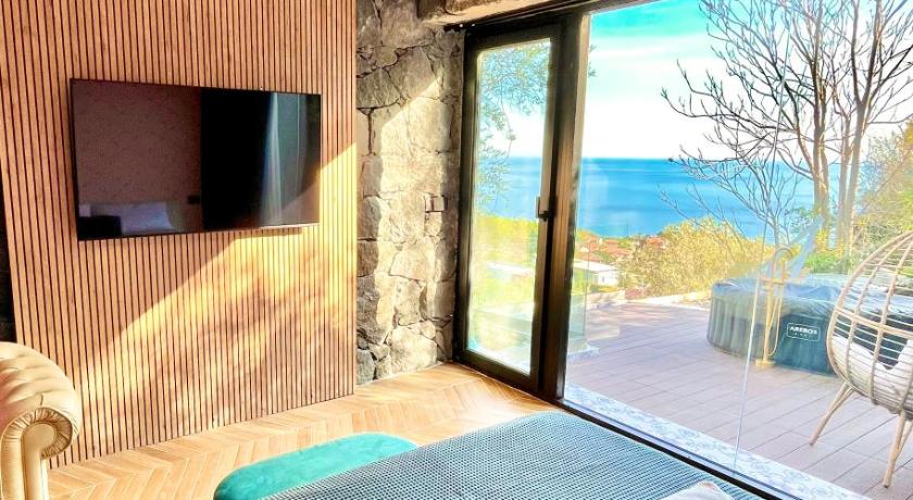 Dolce Lava - Luxury LavaStone Suite