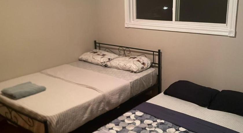 Upper Level Cheap Room For 3 People- 24 Hrs Checkin-Walking to Bus,Grocery, Plaza
