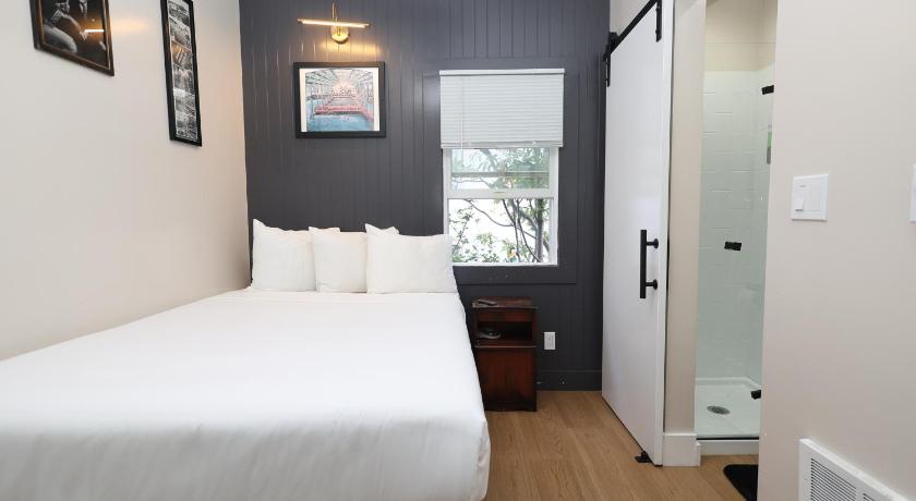 Image of Double Room with Private Bathroom 3
