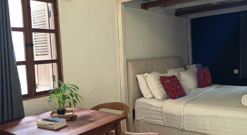 Image of Family Room with Garden View 0