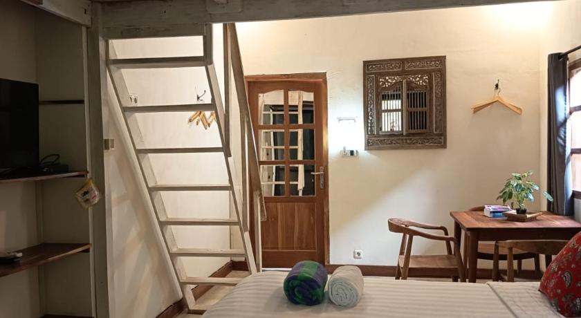 Image of Family Room with Garden View 14
