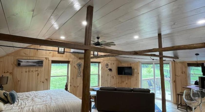 Oakland Couples Retreat - The HayLoft- Rustic Escape For 2 3-Star Accommodation pool