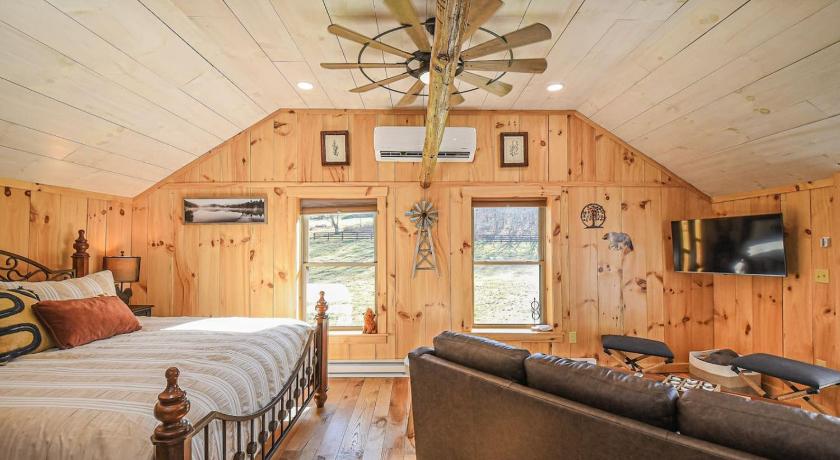 Oakland Couples Retreat - The HayLoft- Rustic Escape For 2 3-Star Accommodation suite