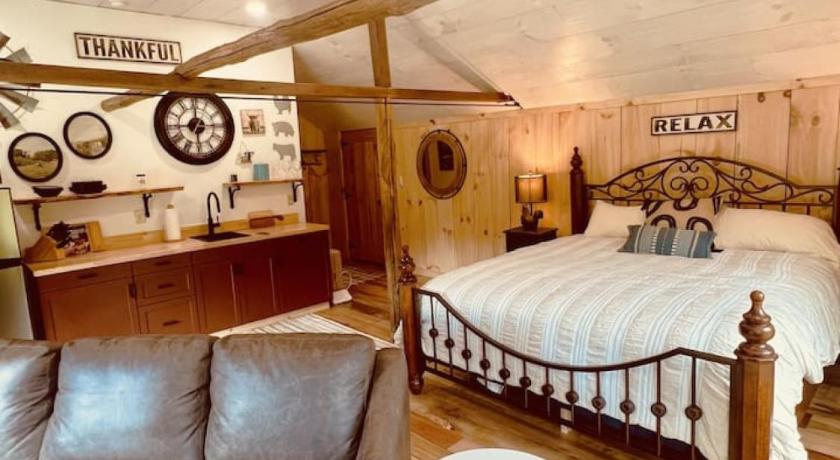 Oakland Couples Retreat - The HayLoft- Rustic Escape For 2 3-Star Accommodation suite