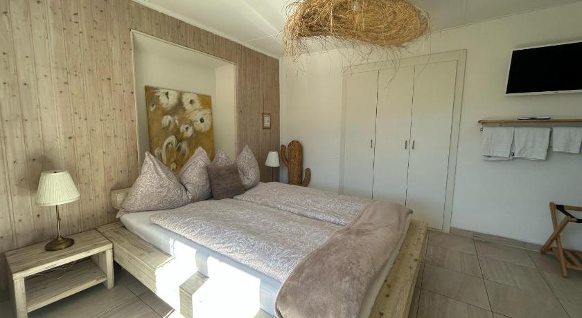 Image of Double Room with shower & shared toilet 11