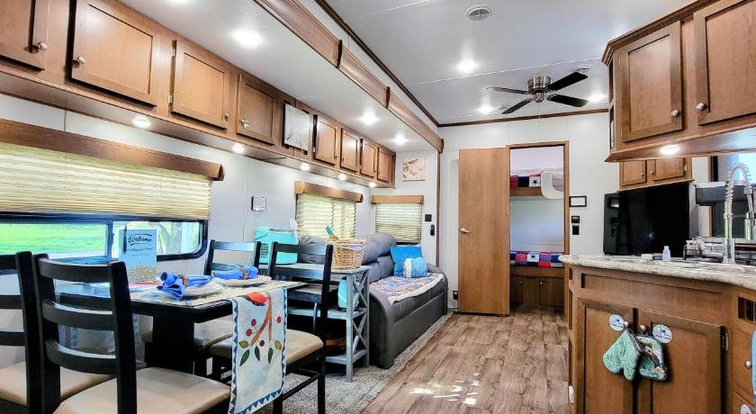 Bird House, Romance Glamping Pup Paradise Near River ADA