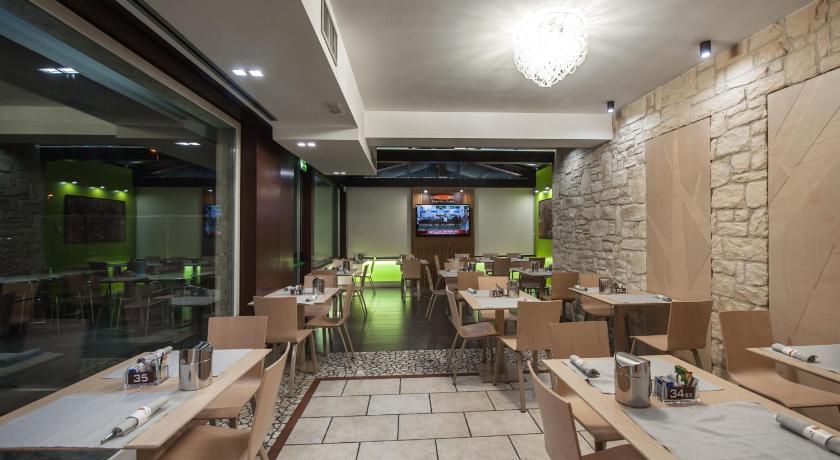 フロジノーネ Hotel Testani Frosinone 3つ星 ホテル プール