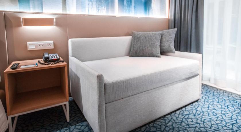 Image of Standard Queen Room with Sofa Bed and Airport View 7