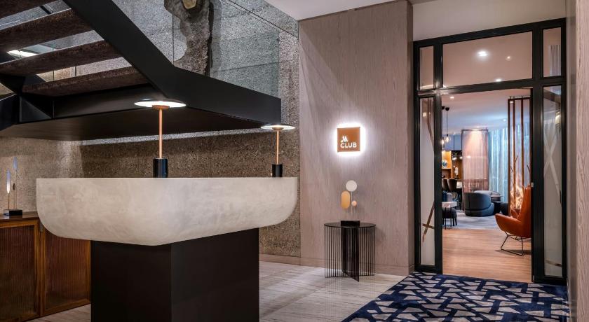 Image of Junior Club Suite, M Club lounge access, Junior Suite, 1 King, Sofa bed, River view 4