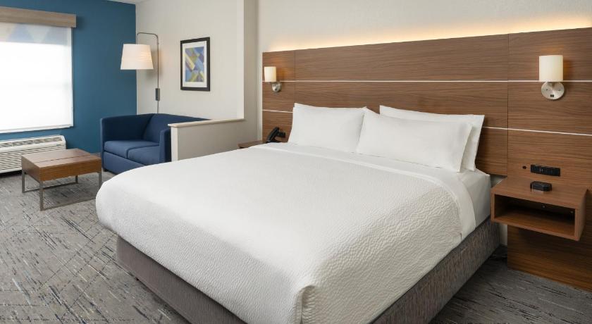 Image of 1 Bedroom Family Suite Mobility Accessible Tub 4