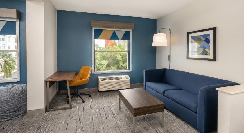 Image of 1 Bedroom Family Suite Mobility Accessible Tub 9