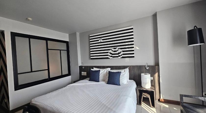 Image of Couple Op Art Gallery 8