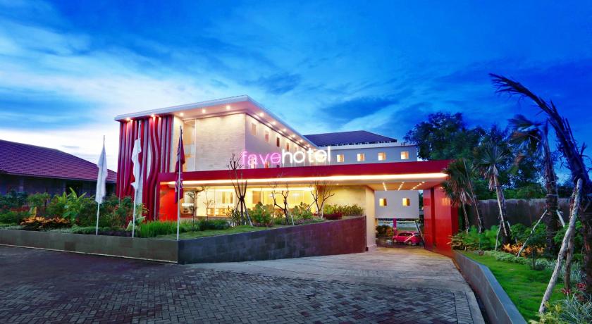 a red brick building with a clock on the front of it, Favehotel Banjarbaru - Banjarmasin in Banjarbaru