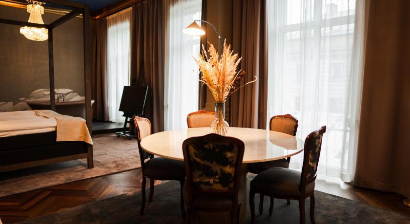 Image of Rosen Suite 6