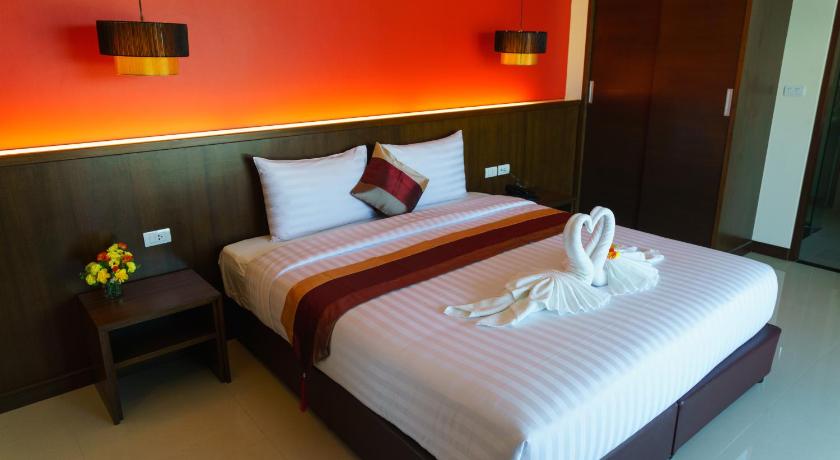 a bedroom with a bed and a lamp, VISA Hotel Hua Hin (SHA Extra Plus) in Hua Hin / Cha-am